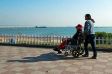 韶关八旬老人推轮椅带老伴游中国(为了方便推轮椅带老伴出门)