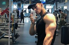 韶关肌肉男模(肌肉男模拟器)